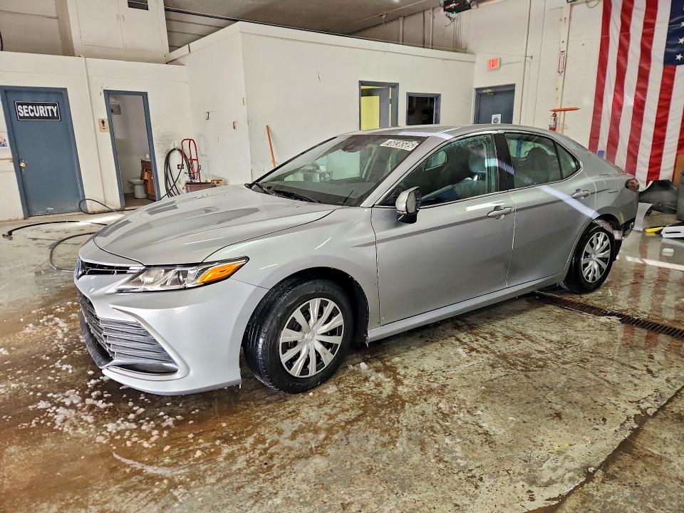 TOYOTA CAMRY LE 2022 with VIN 4T1C31AK4NU574266 - Photo from auction
