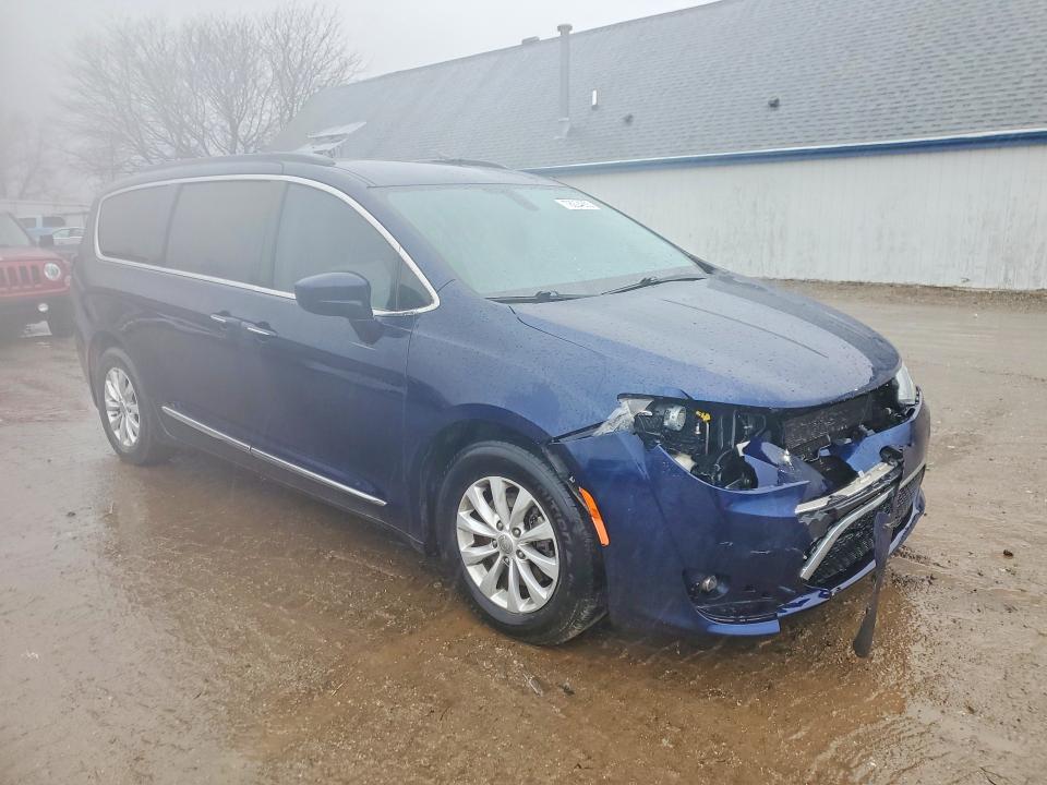 Photo 4 from auction – 2017 CHRYSLER PACIFICA with VIN 2C4RC1BG5HR603221