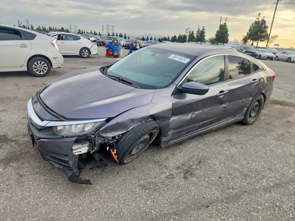 HONDA CIVIC 2017 مع رقم تعريف المركبة 2HGFC2F57HH577052 - صورة من المزاد