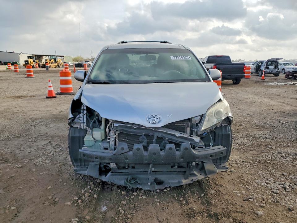 Photo 5 from auction – 2011 TOYOTA SIENNA with VIN 5TDKK3DC6BS081434