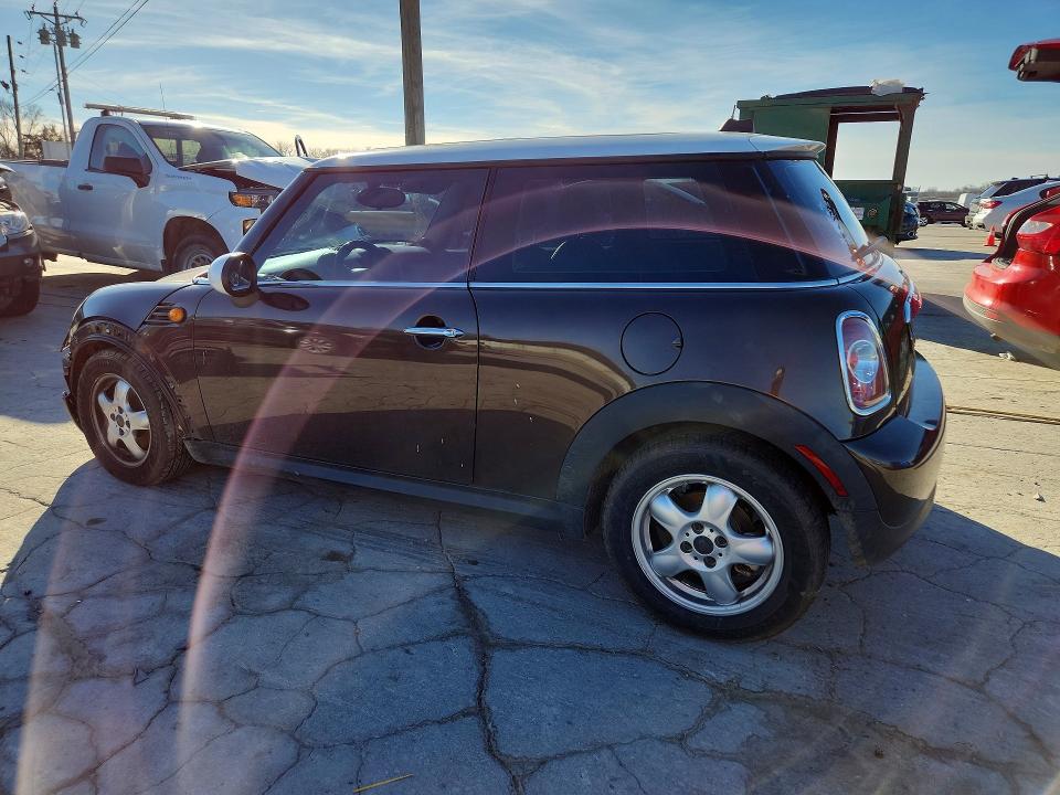 Photo 2 from auction – 2011 MINI COOPER with VIN WMWSU3C50BT091209