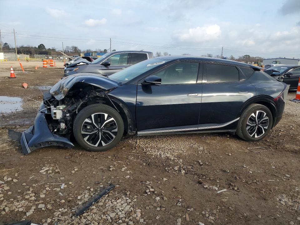KIA EV6 2022 مع رقم تعريف المركبة KNDC34LA9N5070915 - صورة من المزاد