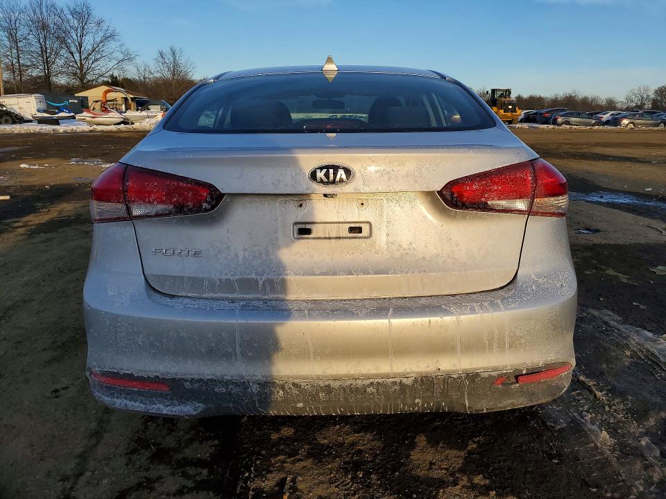 Foto 6 de la subasta – 2018 KIA FORTE con VIN 3KPFL4A74JE253402