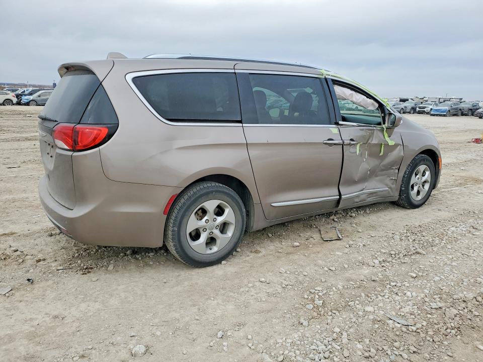 Photo 3 from auction – 2017 CHRYSLER PACIFICA with VIN 2C4RC1EG0HR764121