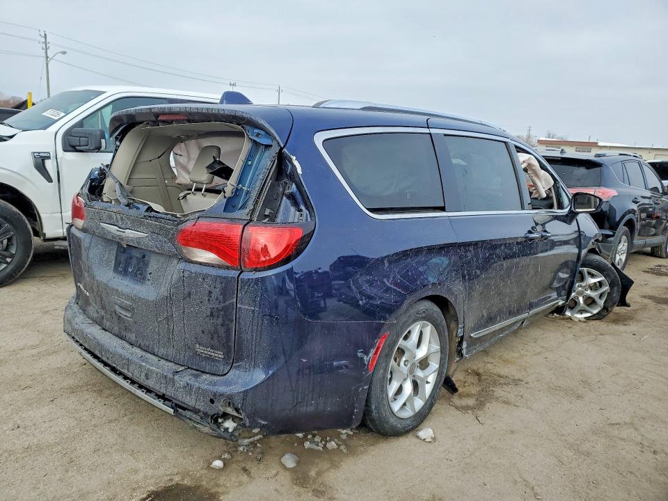 Photo 3 from auction – 2018 CHRYSLER PACIFICA T with VIN 2C4RC1EG9JR121918