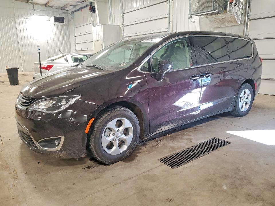 CHRYSLER PACIFICA 2018 with VIN 2C4RC1H76JR236715 - Photo from auction