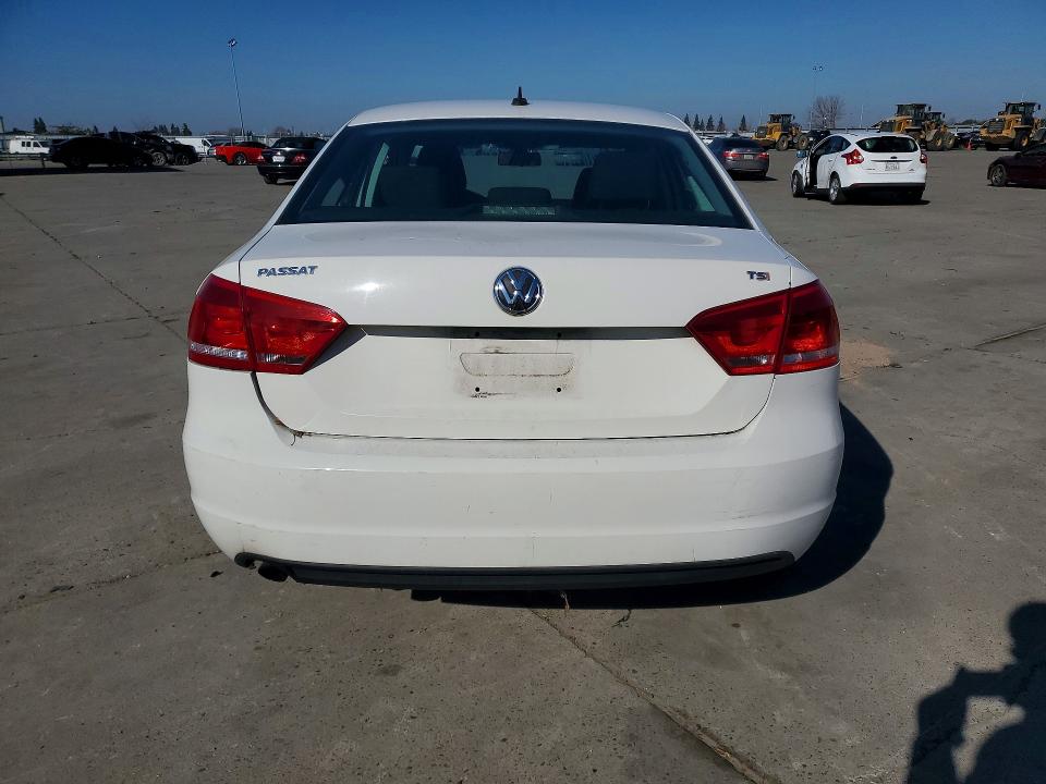 Photo 6 from auction – 2015 VOLKSWAGEN PASSAT with VIN 1VWAT7A31FC077736