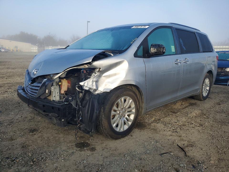 TOYOTA SIENNA 2015 with VIN 5TDYK3DC5FS686433 - Photo from auction