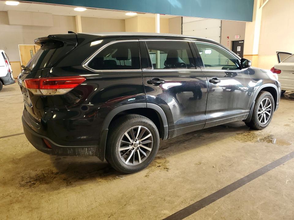 Photo 3 from auction – 2017 TOYOTA HIGHLANDER with VIN 5TDJZRFH4HS421708