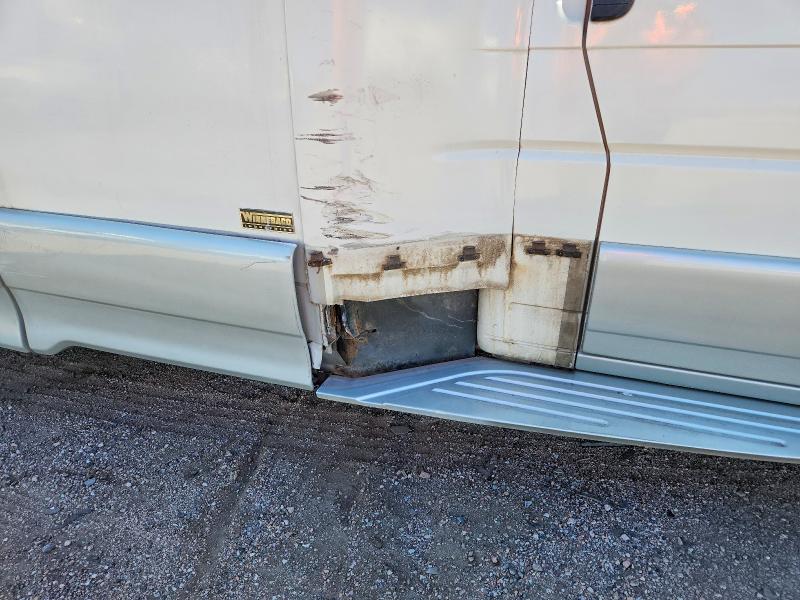Photo 9 from auction – 2000 WINNEBAGO RIALTA with VIN WV3AH4708YH106894