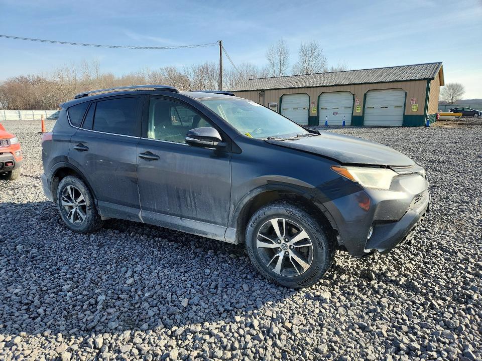 Photo 4 from auction – 2017 TOYOTA RAV4 XLE with VIN JTMRFREV8HJ153407
