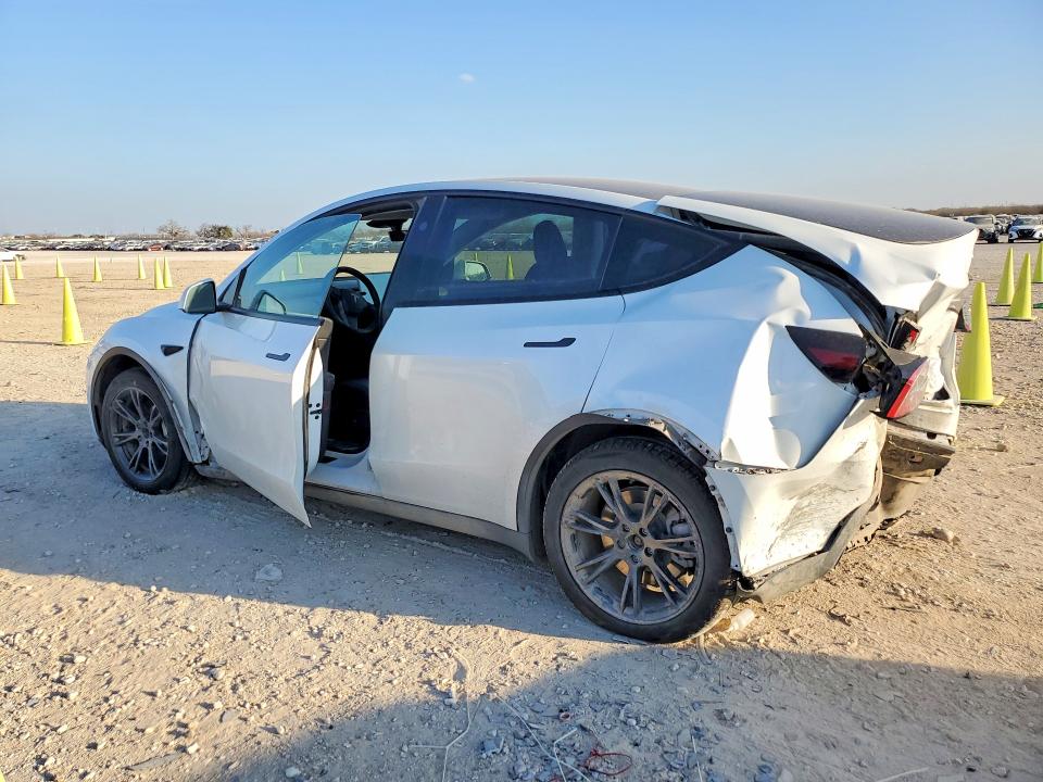Фото 2 с аукциона – 2024 TESLA MODEL Y с VIN 7SAYGDED6RA334582
