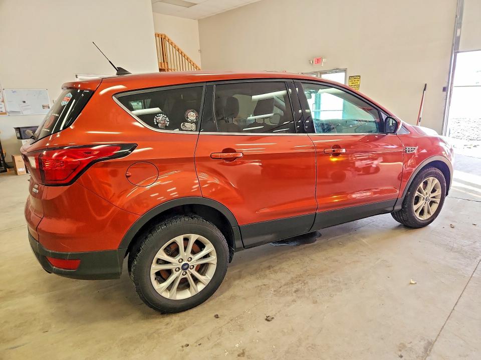 Photo 3 from auction – 2019 FORD ESCAPE with VIN 1FMCU9GD8KUB56261