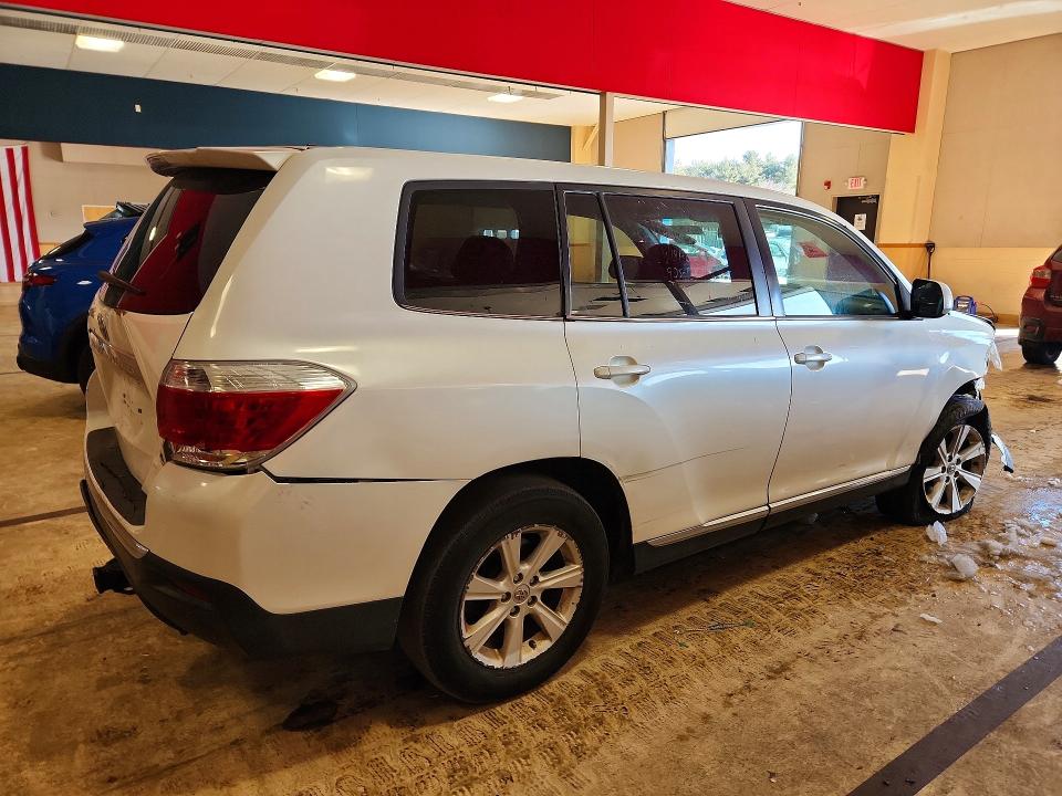 Photo 3 from auction – 2011 TOYOTA HIGHLANDER with VIN 5TDBK3EH9BS045019