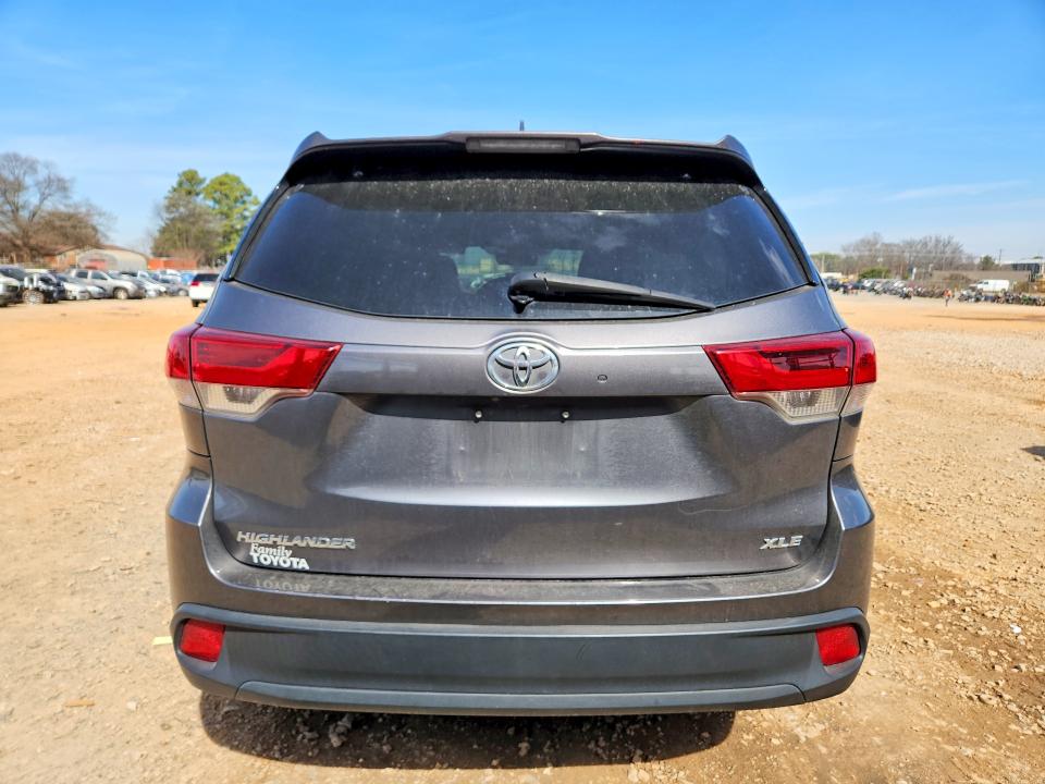 Photo 6 from auction – 2018 TOYOTA HIGHLANDER with VIN 5TDKZRFH1JS536387