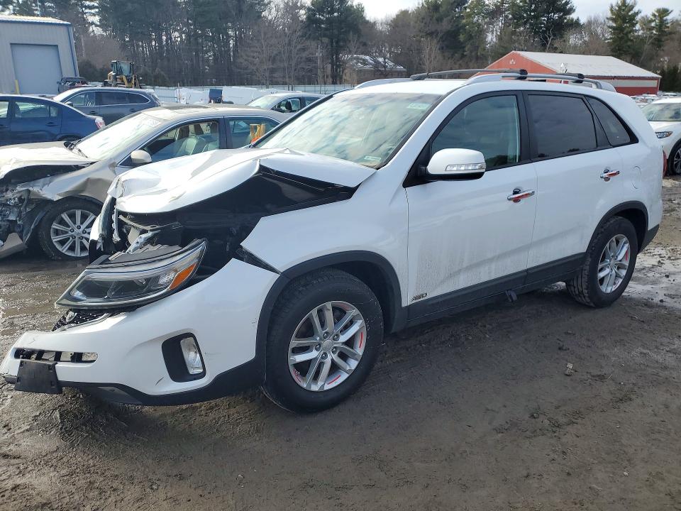 KIA SORENTO LX 2015 with VIN 5XYKTCA6XFG652650 - Photo from auction
