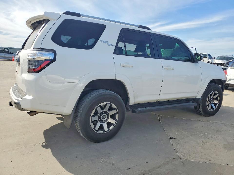 Photo 3 from auction – 2018 TOYOTA 4RUNNER with VIN JTEBU5JR7J5598708