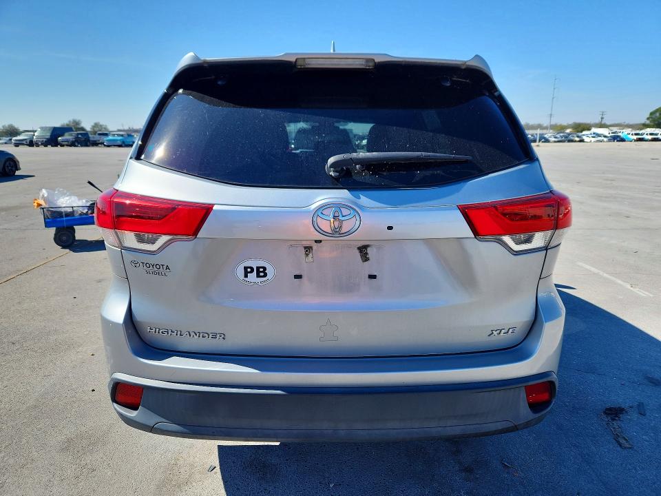 Photo 6 from auction – 2018 TOYOTA HIGHLANDER with VIN 5TDKZRFH8JS280569