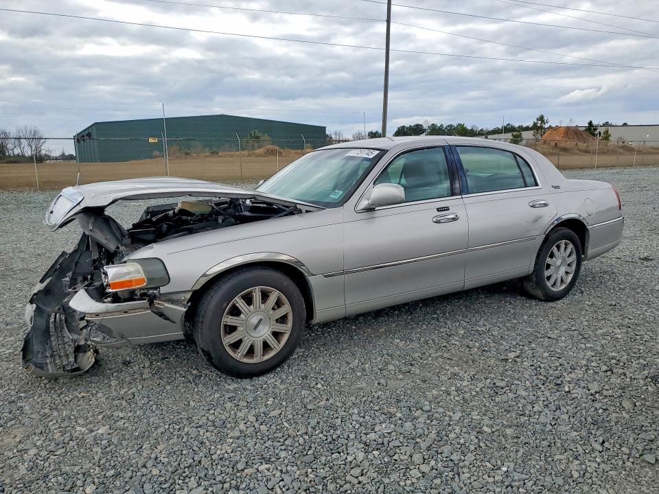 LINCOLN TOWN CAR 2011 with VIN 2LNBL8CV9BX765195 - Photo from auction