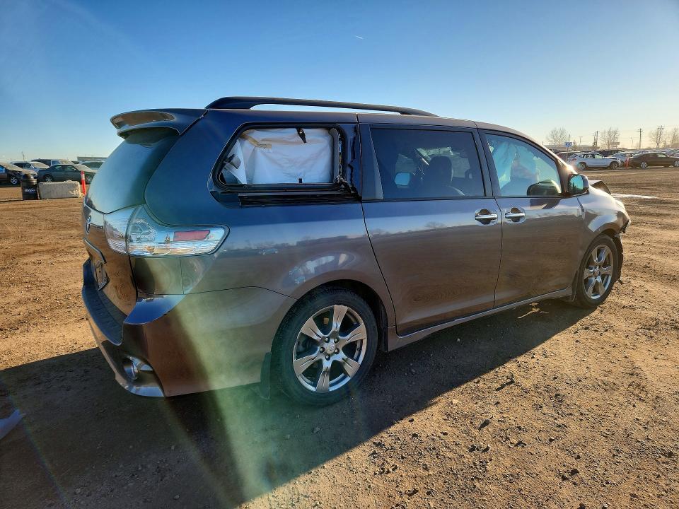 Photo 3 from auction – 2017 TOYOTA SIENNA with VIN 5TDXZ3DC9HS863544