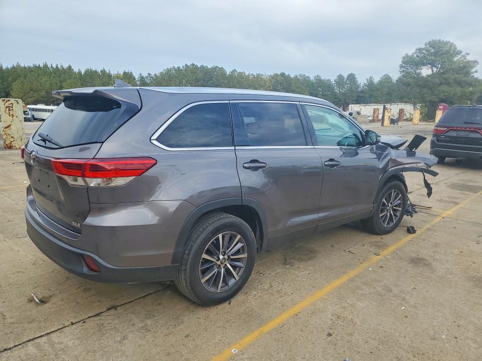 Photo 3 from auction – 2019 TOYOTA HIGHLANDER with VIN 5TDKZRFH0KS341754