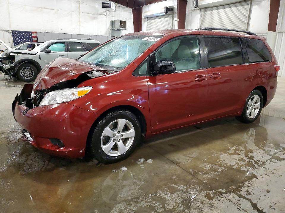 TOYOTA SIENNA LE 2017 with VIN 5TDKZ3DC5HS800922 - Photo from auction