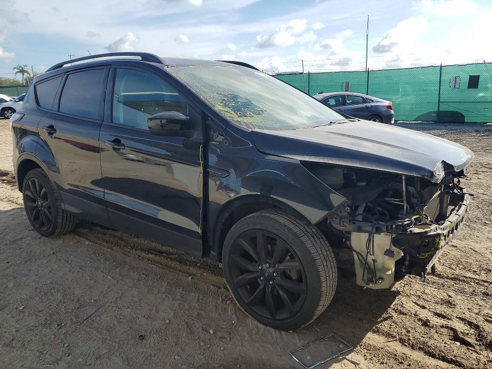 Photo 4 from auction – 2017 FORD ESCAPE SE with VIN 1FMCU0GDXHUE56842