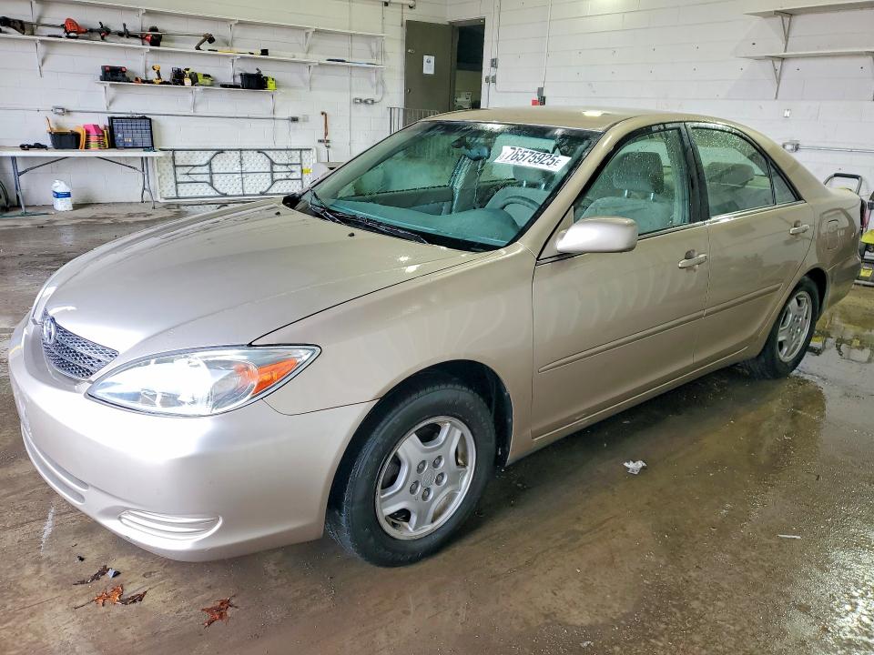 TOYOTA CAMRY LE 2002 مع رقم تعريف المركبة 4T1BF32K72U013729 - صورة من المزاد