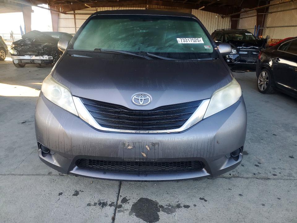Photo 5 from auction – 2011 TOYOTA SIENNA with VIN 5TDKA3DCXBS007873