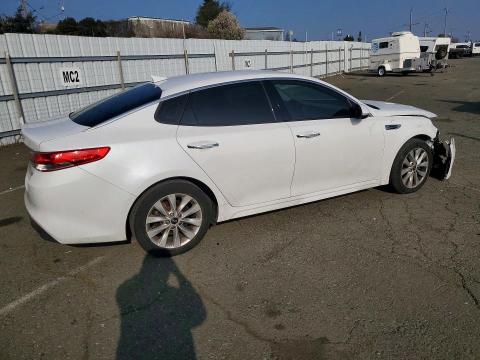 Photo 3 from auction – 2018 KIA OPTIMA with VIN 5XXGU4L33JG231247