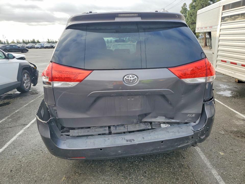 Photo 6 from auction – 2014 TOYOTA SIENNA XLE with VIN 5TDYK3DC6ES502311
