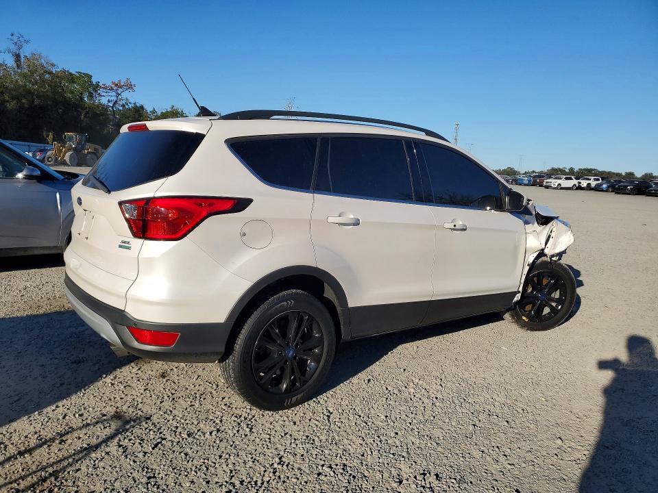 Photo 3 from auction – 2019 FORD ESCAPE with VIN 1FMCU0HD5KUA12161