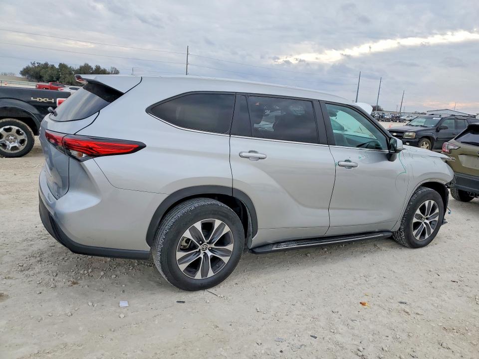 Photo 3 from auction – 2023 TOYOTA HIGHLANDER with VIN 5TDKDRAH4PS010737