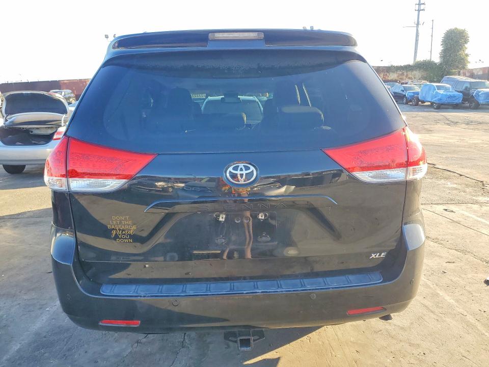 Photo 6 from auction – 2014 TOYOTA SIENNA XLE with VIN 5TDYK3DC5ES516636