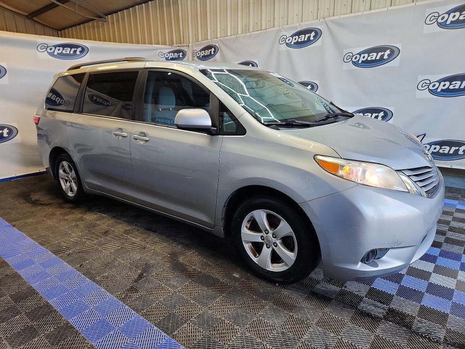 Photo 4 from auction – 2017 TOYOTA SIENNA with VIN 5TDKZ3DC8HS833784