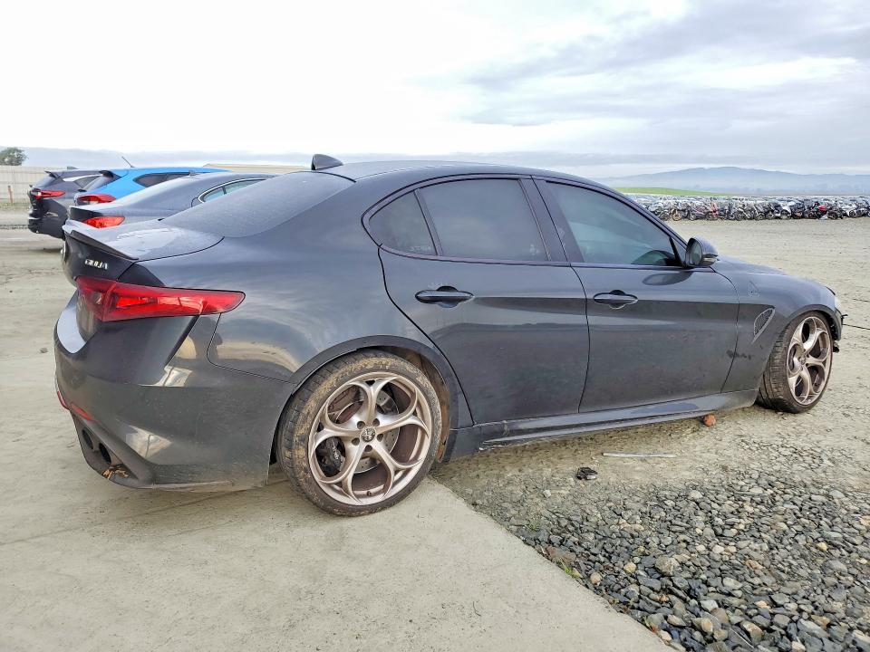 Photo 3 from auction – 2017 ALFA ROMEO GIULIA with VIN ZARFAEAV0H7552511