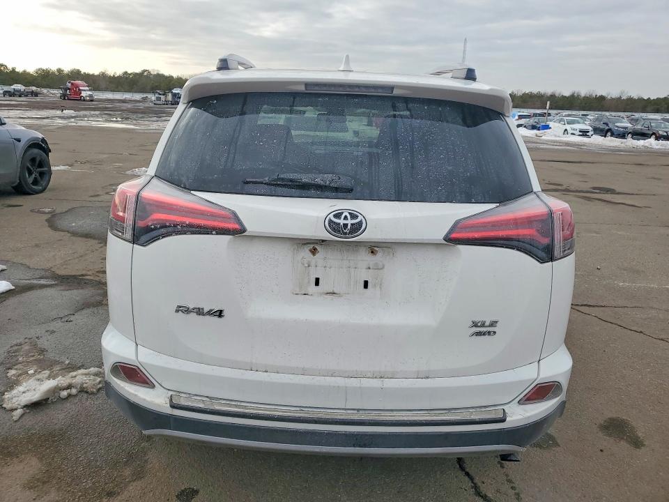 Photo 6 from auction – 2018 TOYOTA RAV4 with VIN JTMRFREV3JD256710