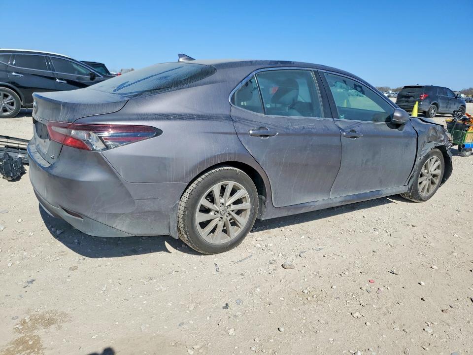 Photo 3 from auction – 2022 TOYOTA CAMRY with VIN 4T1C11AK5NU692641