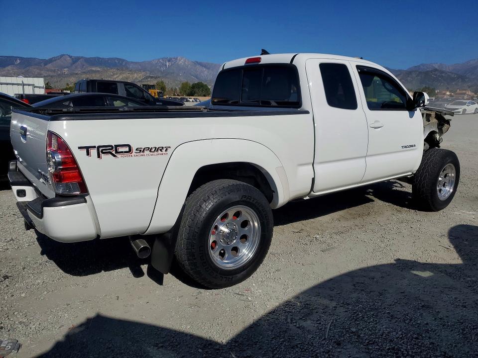 Photo 3 from auction – 2015 TOYOTA TACOMA PRE with VIN 5TFTU4GN4FX082289