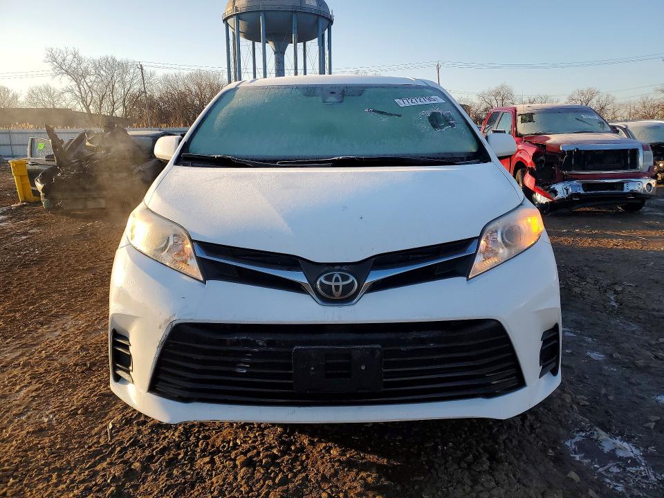 Photo 5 from auction – 2018 TOYOTA SIENNA LE with VIN 5TDKZ3DC8JS902236