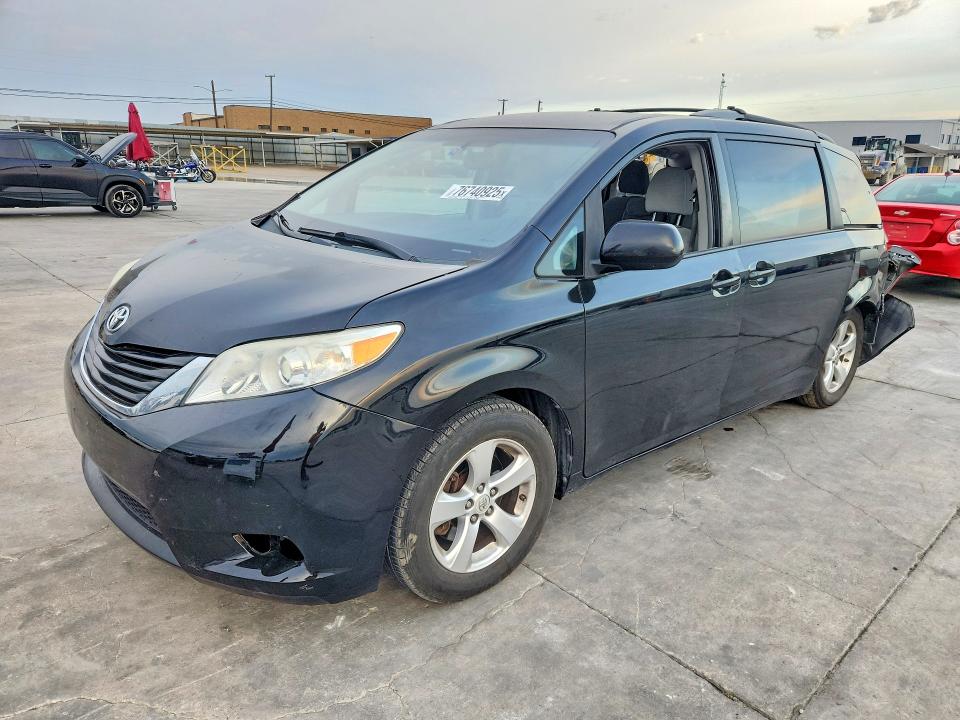 TOYOTA SIENNA LE 2013 with VIN 5TDKK3DCXDS365698 - Photo from auction