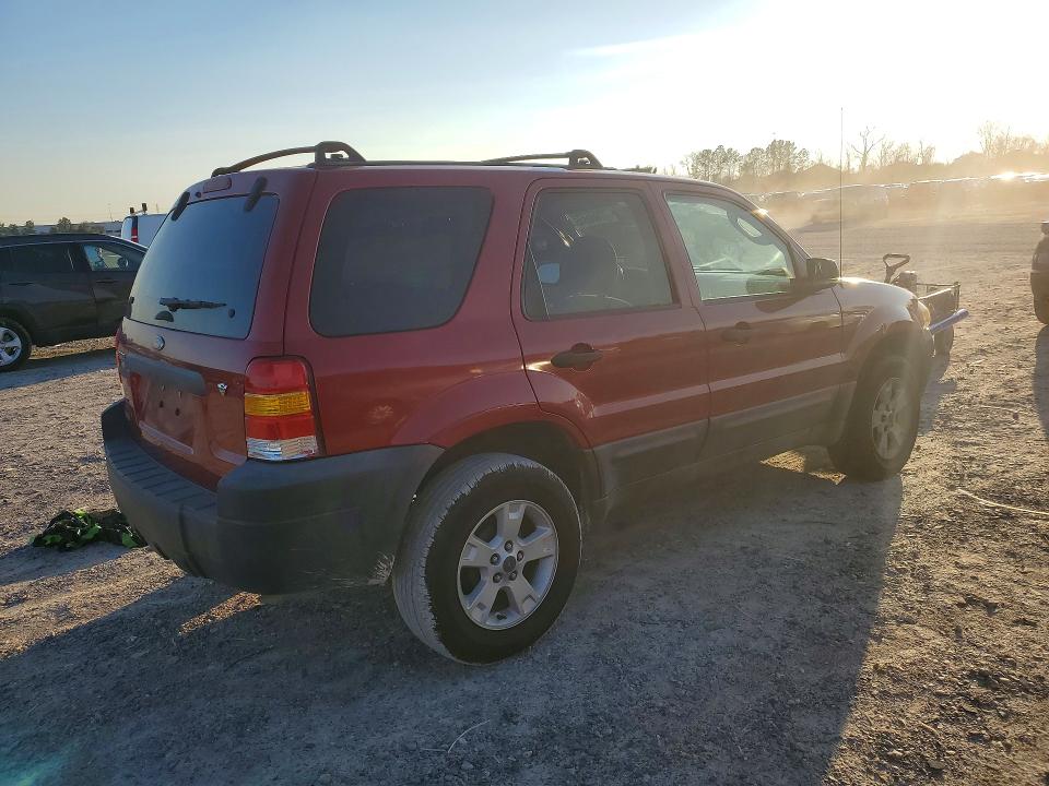 Photo 3 from auction – 2005 FORD ESCAPE with VIN 1FMYU03165KD54110