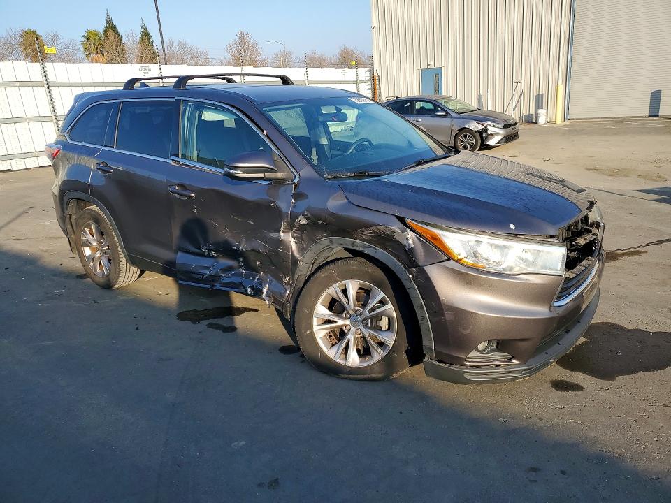 Photo 4 from auction – 2015 TOYOTA HIGHLANDER with VIN 5TDBKRFHXFS102254