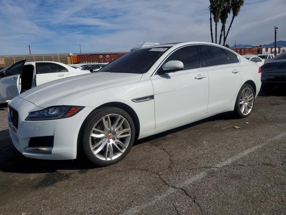 JAGUAR XF 2016 with VIN SAJBE4BV0GCY13973 - Photo from auction