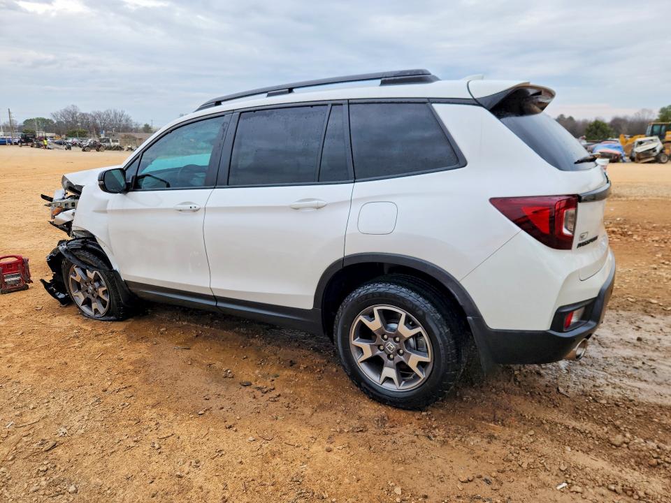 Photo 2 from auction – 2023 HONDA PASSPORT T with VIN 5FNYF8H65PB032737