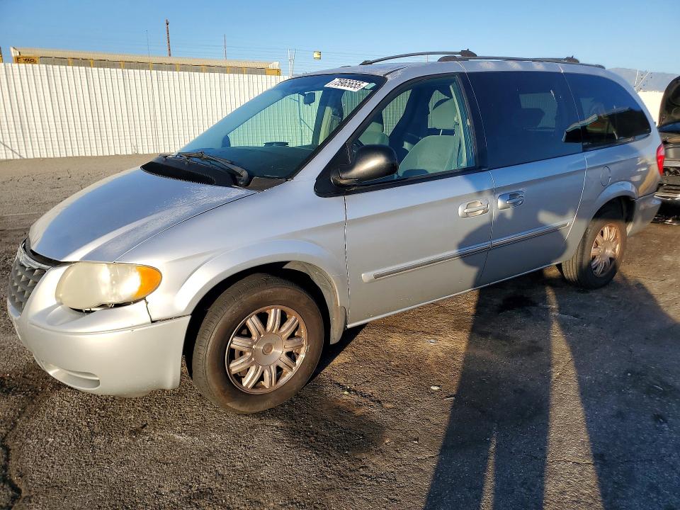 CHRYSLER TOWN & COU 2005 with VIN 2C8GP54L05R436225 - Photo from auction