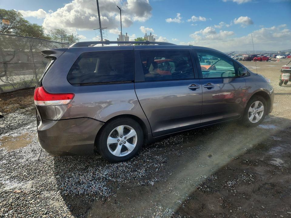 Photo 3 from auction – 2011 TOYOTA SIENNA with VIN 5TDKK3DC8BS065803