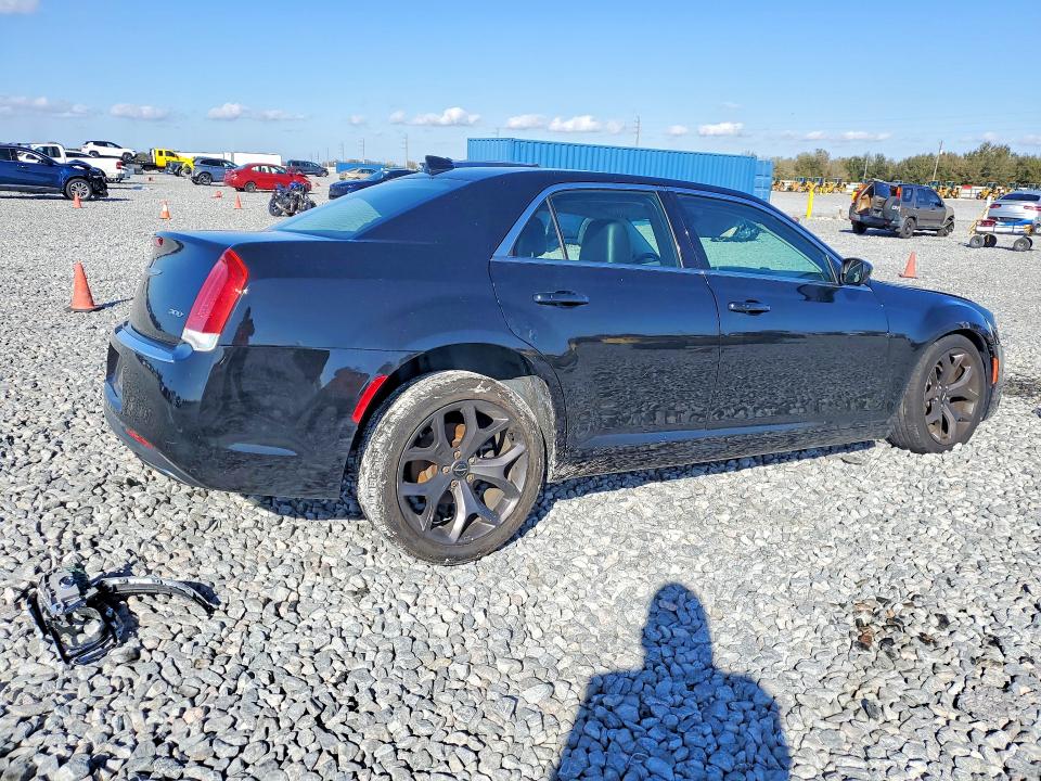 Photo 3 from auction – 2015 CHRYSLER 300 LIMITE with VIN 2C3CCAAG0FH908558