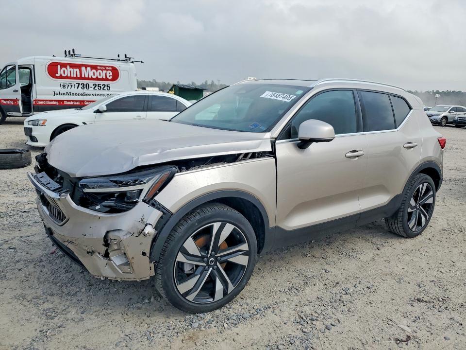 2023 VOLVO XC40