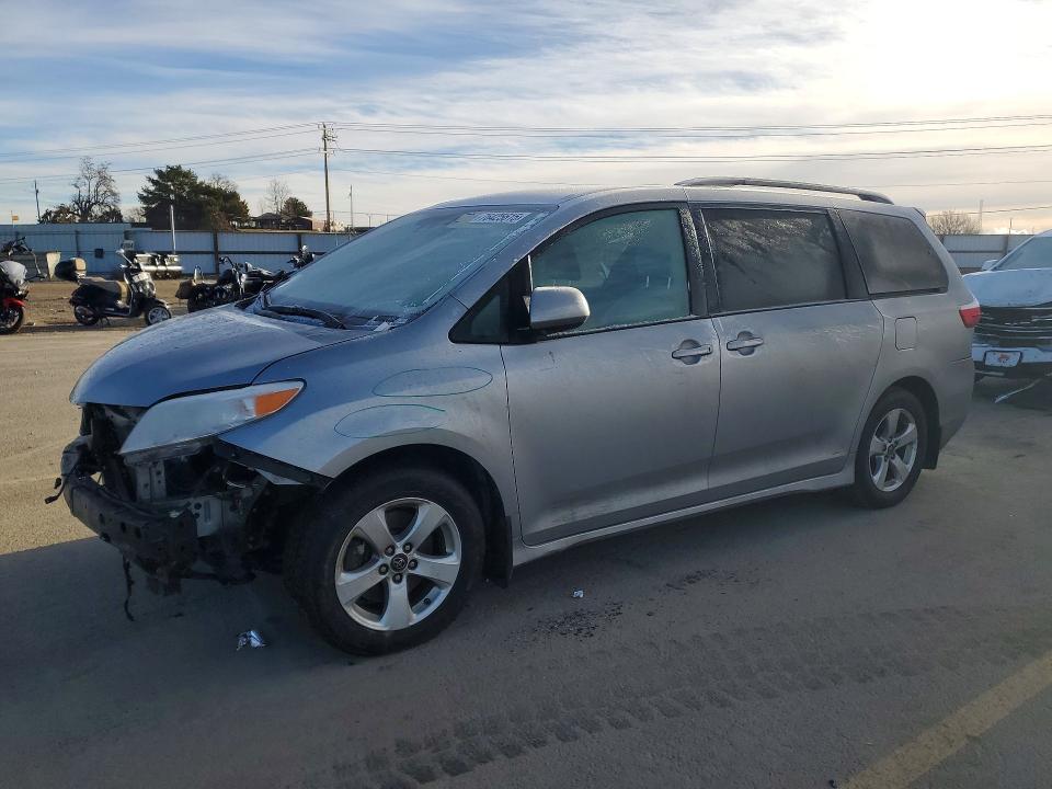 TOYOTA SIENNA LE 2018 with VIN 5TDKZ3DC7JS923773 - Photo from auction